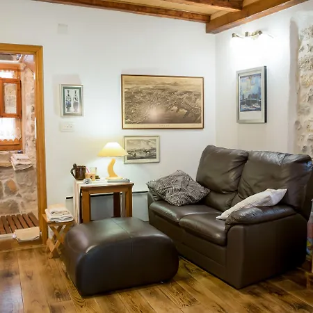 萨乌扎尼公寓酒店 *