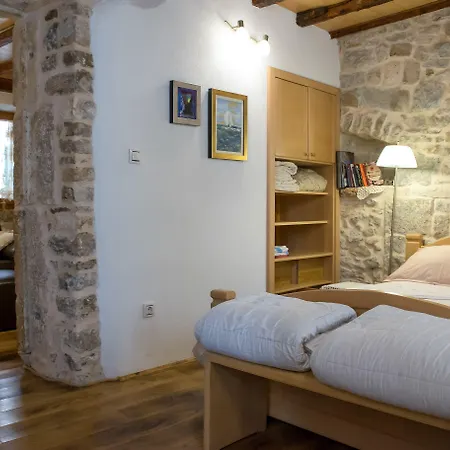 萨乌扎尼公寓酒店 *