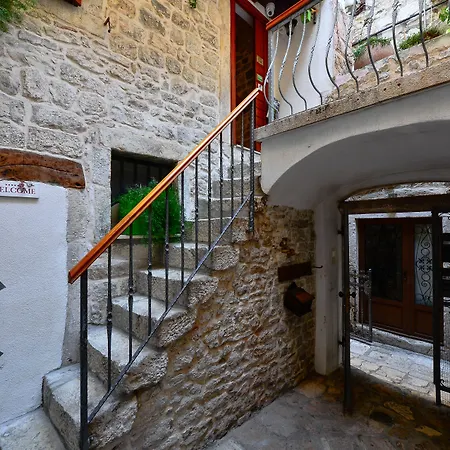 萨乌扎尼公寓酒店 *